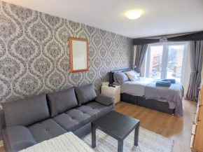 4 Bedrooms & 3 Baths Townhouse Near City Centre, FREE Parking, Liverpool